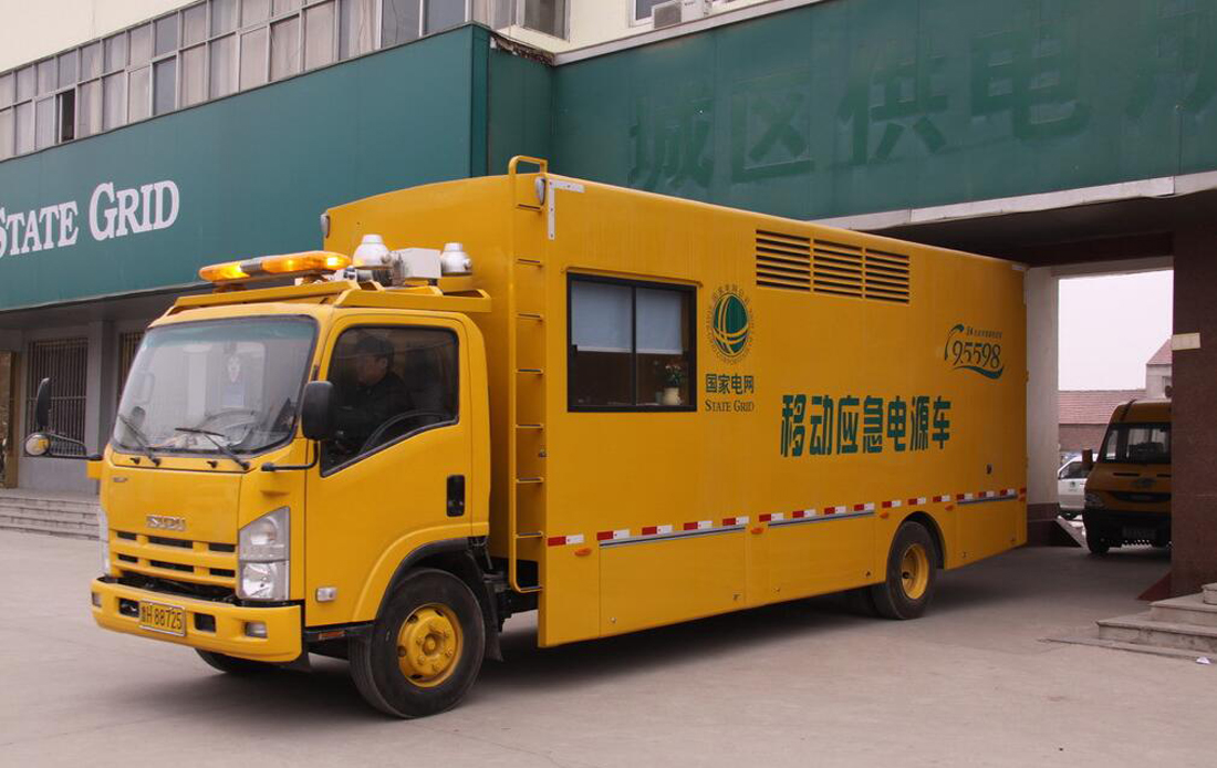 揚(yáng)州兩輛移動電源車第一時(shí)間趕赴阜寧受災(zāi)現(xiàn)場，為災(zāi)區(qū)人民送電