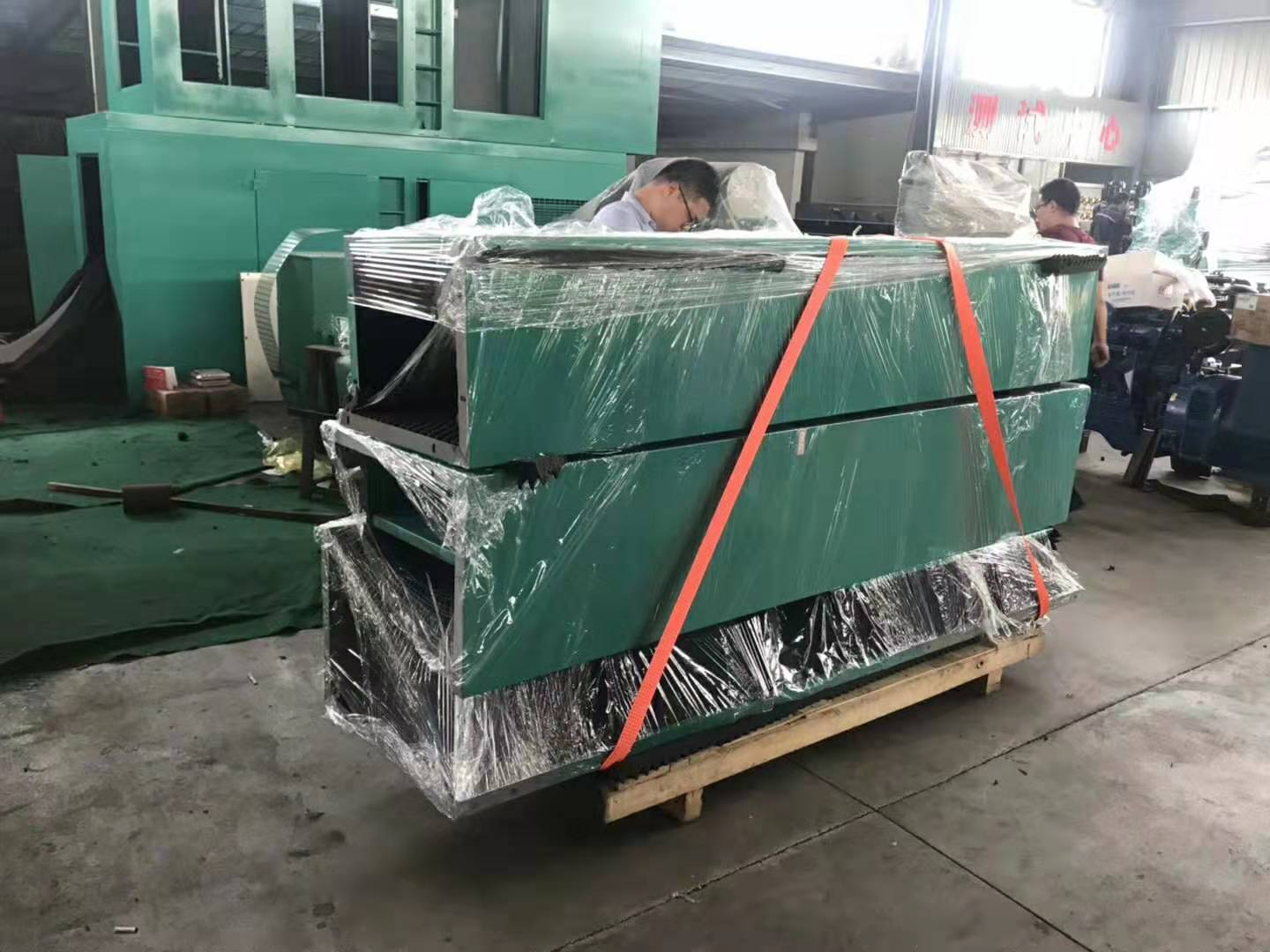 800千瓦的拼裝箱體式柴油機(jī)組現(xiàn)場(chǎng)組裝
