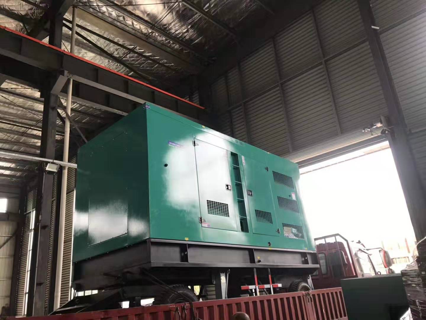 350千瓦移動靜音型系列柴發(fā)機(jī)組裝車出貨