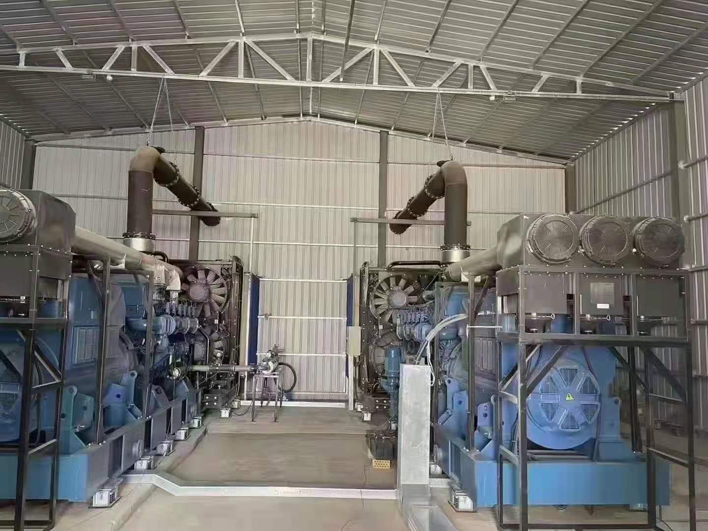 青?？蛻魴C組巡檢現場，兩臺玉柴高壓發電機并機！
